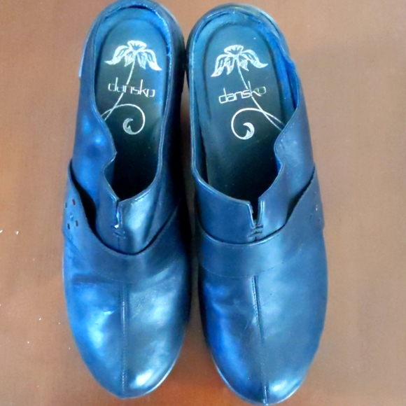 Dansko Shoes - Black Dansko heeled Clogs